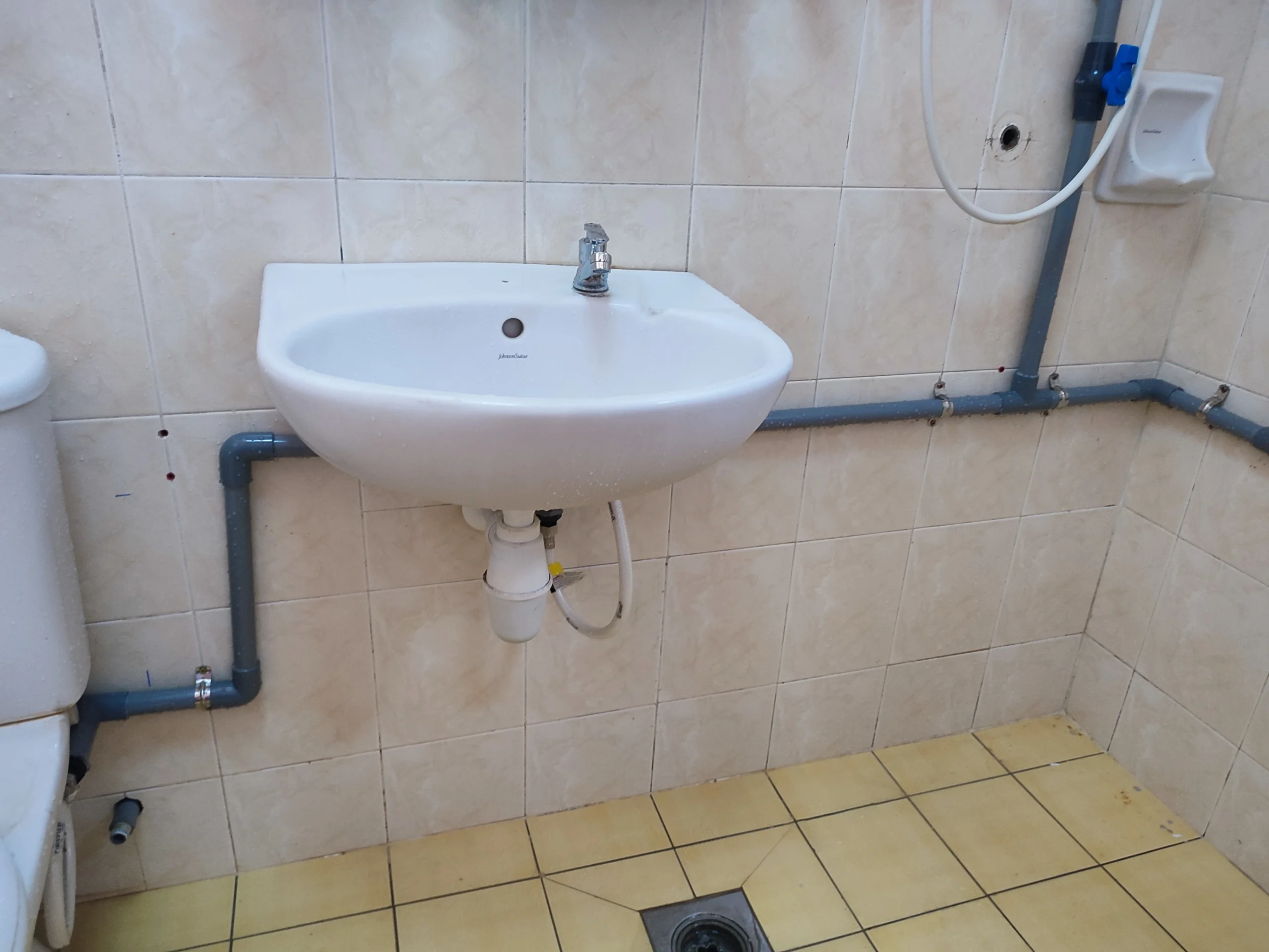 Bathroom plumber in Puchong repairing a plumbing problem